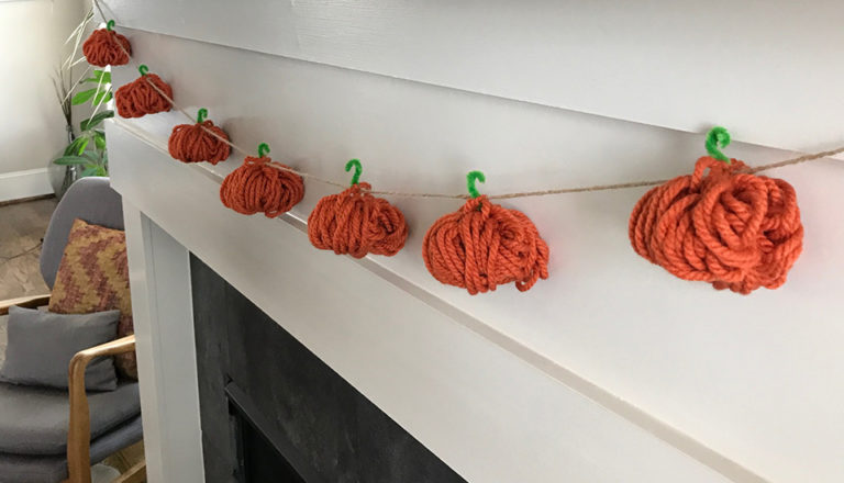 A Folksy Halloween Yarn Pumpkin Garland You Can Make In 10 Minutes